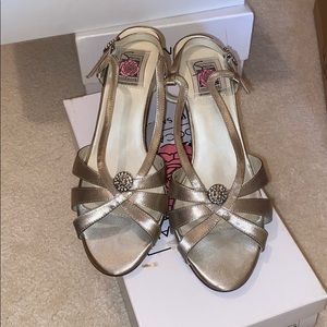 Stunning pearl/satin tan heels!